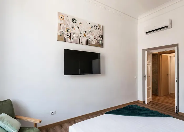 The Rent - Three-room With View Of The Portico D'ottavia